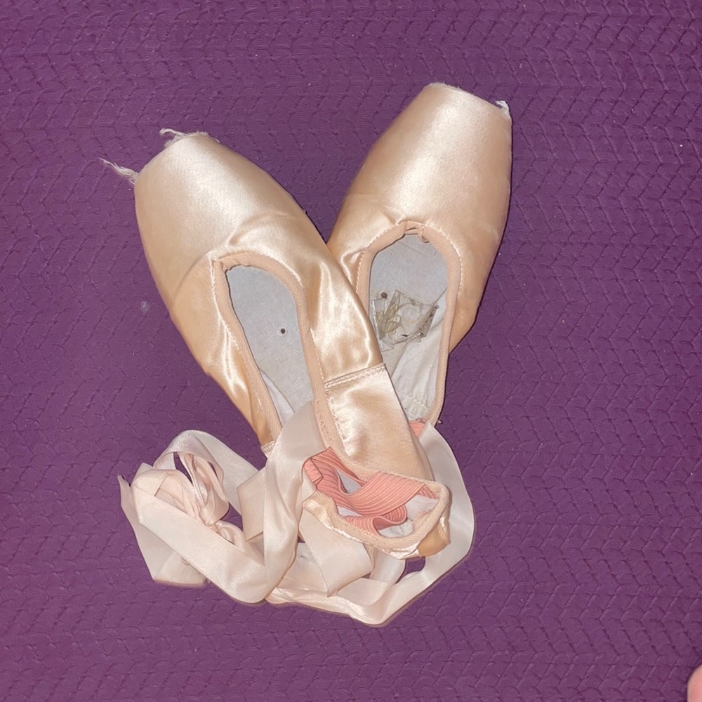 USED PAIR OF POINTE SHOES